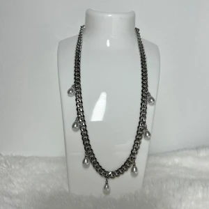 Maria Nilsdotter liknande halsband / kedjehalsband med pärlor silver  - Handgjort kedjehalsband, kejdjan är 7mm bred och 45cm lång. Allt i rostfritt stål förutom pärlorna. Fast pris satt efter tillverkning och materialkostnader. Köp gärna via köp nu, snabb leverans. 