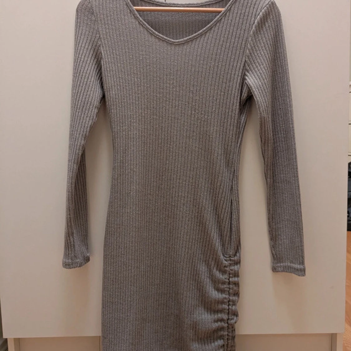 Grå ribbad kortklänning med knyt - 4