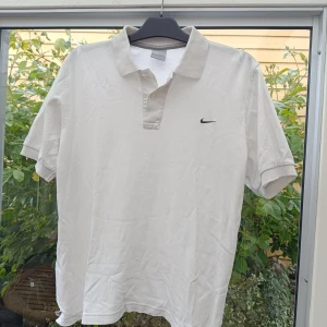 Vit Nike pike  - Säljer min Nike pike då den inte kommer till användning längre. Mycket bra skick, knappt använd, Storlek S