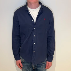 Ralph lauren skjorta  - Ralph lauren skjorta | Skick: 9/10 | L |Fraktar via postnord eller instabox på köparens bekostnad | Hör av dig vid minsta fråga eller fundering! 