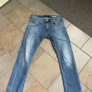 Blå jeans Replay Dave Comfort Fit - Säljer ett par klassiska blå jeans från Replay, modell Dave Comfort Fit. Jeansen har normal passform, fem fickor och dragkedja. Perfekta för dig som gillar en avslappnad stil med snygg tvättad look.