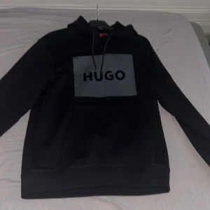 Svart hoodie från Hugo - Säljer min hugo boss hoodie för den inte kommer till användning, fick den spm födelsedagspresent för ett år sen och har aldrig användt den, Skicket är 10/10