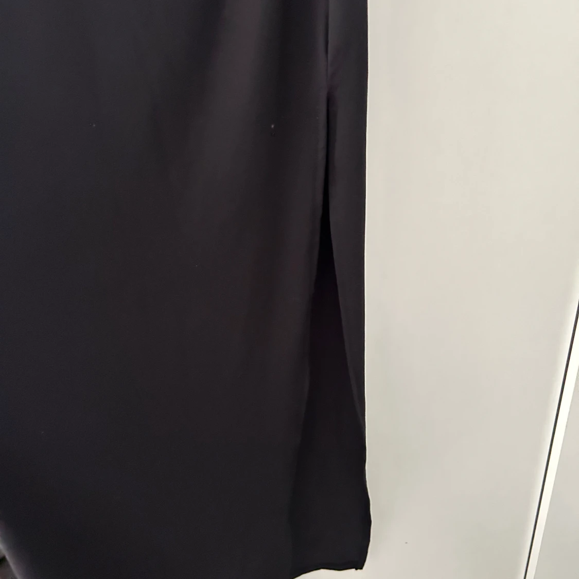 Svart långklänning med slits - 4