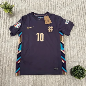 England T-Shirt ”Bellingham” - Tjena! Säljer nu min England tröja. Skicket på tröjan är 9/10. Den är stolek S. Priset kan diskuteras👍. Vid fler frågor/bilder är det bara att höra av sig 👍👍
