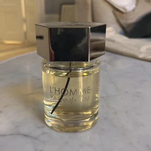 L'Homme Eau de Toilette -  Doften är L'Homme från Yves Saint Laurent, en klassisk herrparfym med fräsch och maskulin karaktär. Parfymen har inslag av citrus med fräscha noter samt väldigt aromatisk med ett träiga inslag. 90-95/100 ml, tveka inte av att höra av er vid fundering. Priset är inte hugget i sten och kan självklart diskuteras