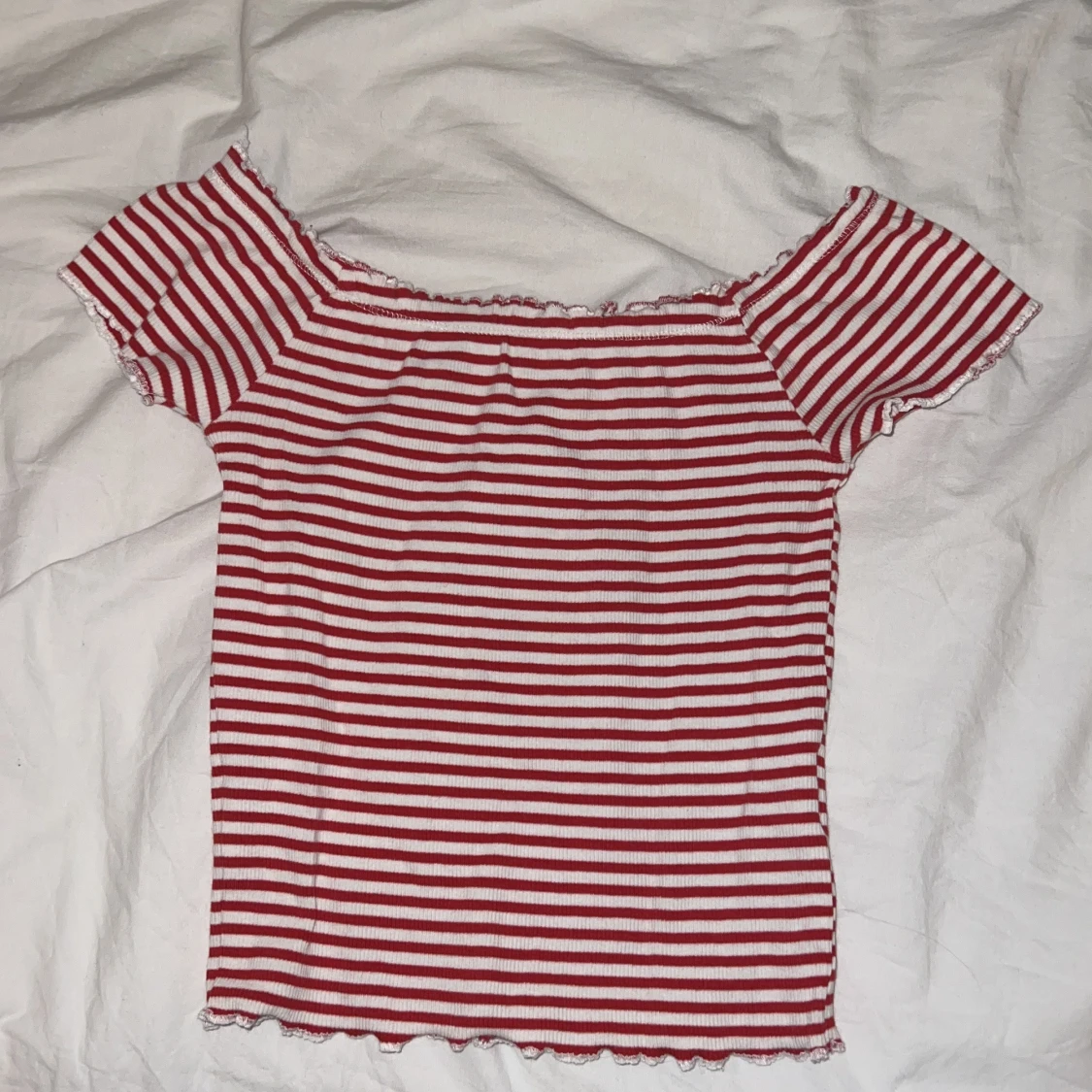 Röd- och vitrandig ribbad offshoulder topp - 1