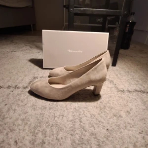 Nya pumps tamaris. - Skorna är alldrig andvända och har kartong kvar. Storlek 38. Nypris 899kr.