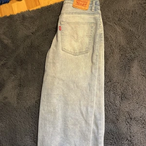 Levis jeans - Säljer ett par vanliga ljusblåa jeans från Levis. Storlek 152