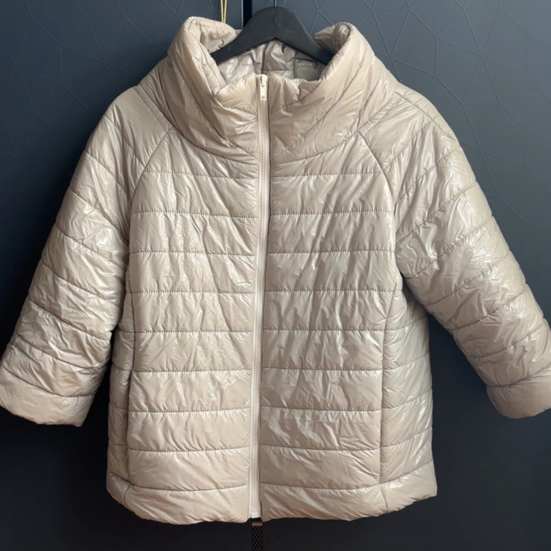 Beige pufferjacka med hög krage