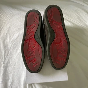 Christian Louboutin skor - Säljer nu dessa skjuts feta Loubsen! Skorna är i bra skick inga märkvärdiga defekter, mockan är lite sliten men verkligen inget som märks vid användning! Storlek 42! Kom pm vid funderingar!