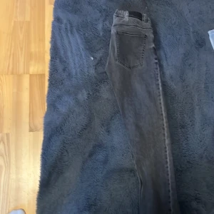 Grå jeansbyxor från LAB Industries - Säljer ett par grå jeans från lab industries, storlek 158