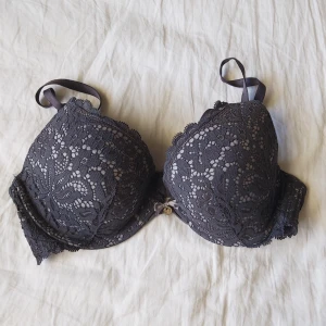 Push-up BH - Från Hunkemöller  Alla lappar är bortklippta men fick kortet med bhn i butiken Bra skick, hel och ren. Sällan använd.