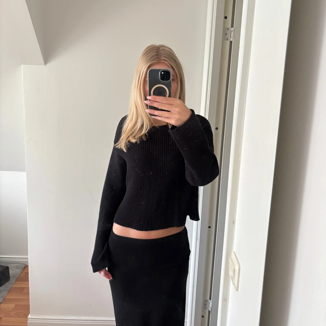 Svart croppad stickad tröja