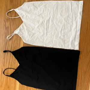 Svart och vit linnetopp från Vero Moda - Två snygga linnen från Vero Moda i svart och vitt. Båda har smala axelband och v-ringad halsringning. Perfekta basplagg! 💕