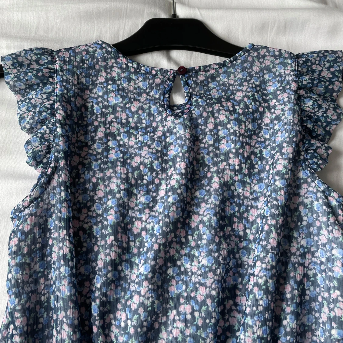 Blommig blå klänning med volangärmar - 2