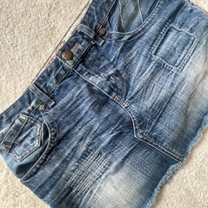 Jeanskjol  - Svin snygg jeans kjol från guess jeans💕💕säljer då den ör för stor för mig. Det ser ut som det är hål som är ”ihoppsydda” men det ska vara så!