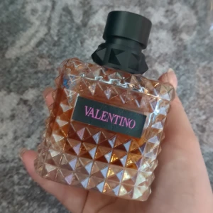 Valentino Born in Roma Donna Eau de Parfum 100 ml - Exklusiv parfym från Valentino, Born in Roma Donna. Flaskan är 100 ml är enbart luktade på säljer då den inte lukta som jag trodde och köptes helt oöppnad från en säljare på vinted 