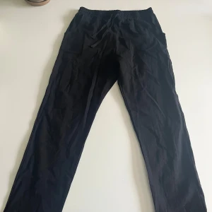 Linnebyxor svart och vit  - Hej, säljer nu två par linnebyxor pågrund av fel storlek. Dom är helt nya och oanvända. Storleken är M. Byxorna går att köpa seperat då säljs dom för 300kr styck.