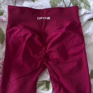DFYNE - Dfyne dupe tights i färgen berry❤️aldrig använda så i nyskick♥️