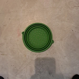 Grön hopfällbar hink - Säljer en grön hopfällbar hink i silikon med handtag. Perfekt att ta med på utflykter eller camping då den är lätt att fälla ihop och tar minimalt med plats. Hinken har dräneringshål i botten och är enkel att rengöra.
