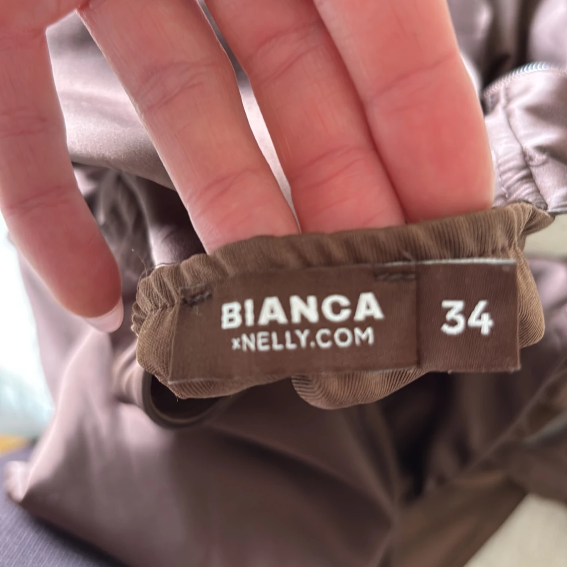 Brun halterneckklänning från Nelly - 3