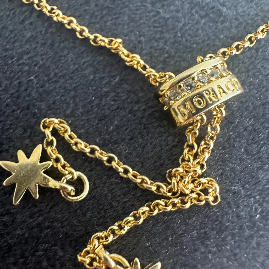 Guldfärgat armband med stjärnhängen från MONACO - 2