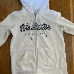 Vit hoodie från Hollister - Vit ziphoodie från Hollister!