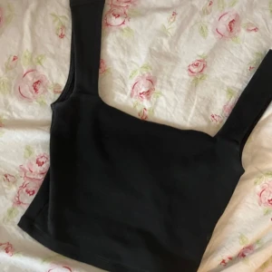 Svart topp - Svart topp från Gina tricot med fyrkantig urringning.