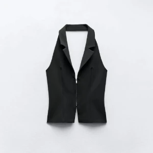 Svart topp - Jättesnygg topp från Zara. Den har en liten defekt på kragen men det är inget som syns när man har den på, skickar gärna fler bilder!