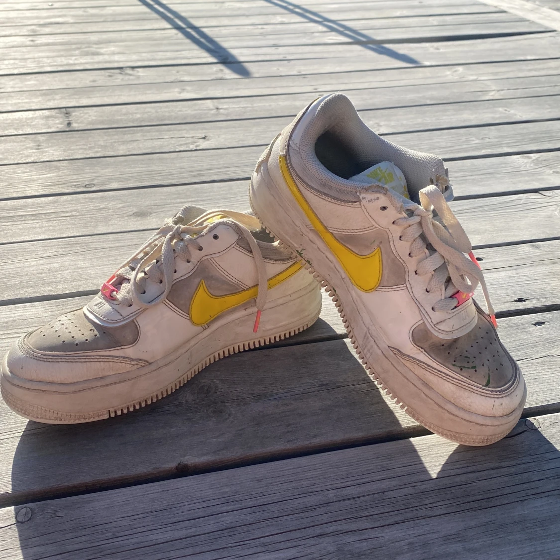 Nike Air Force 1 med gula och rosa detaljer - 2