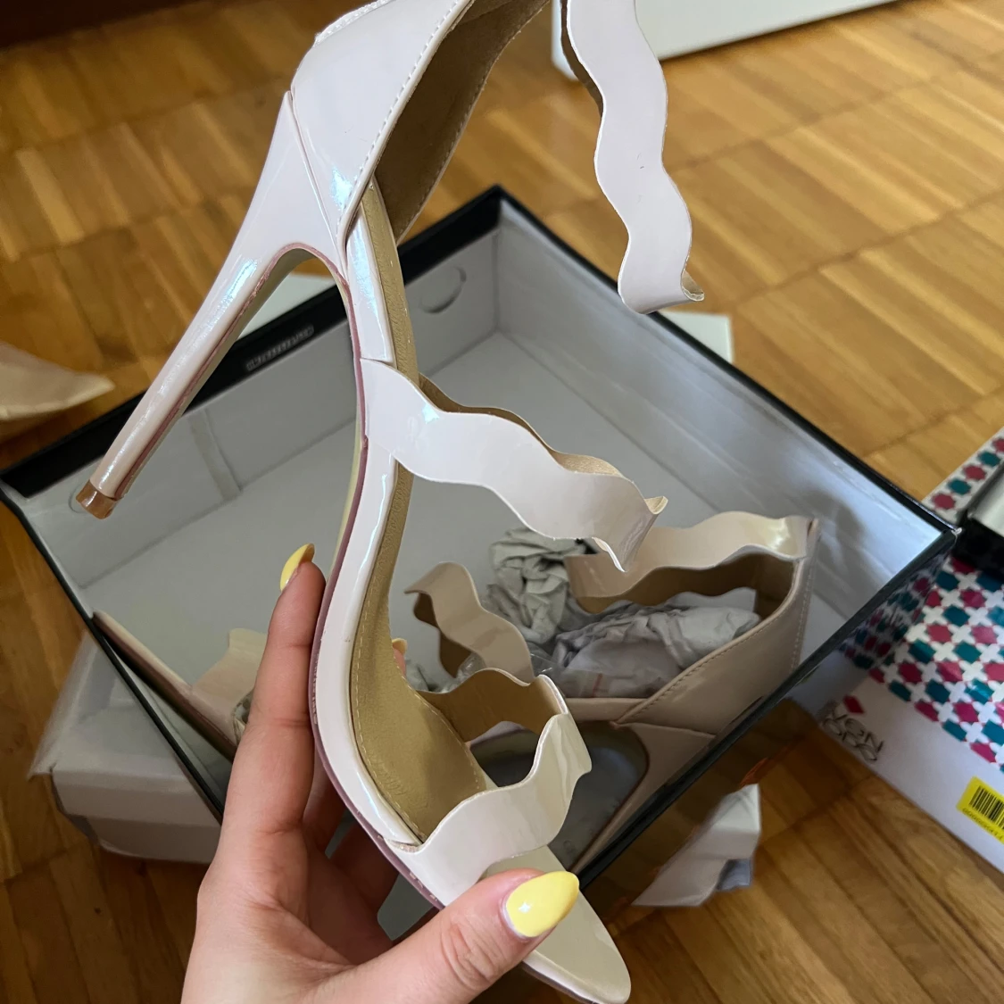 Beige klackade sandaler med vågig rem - 1