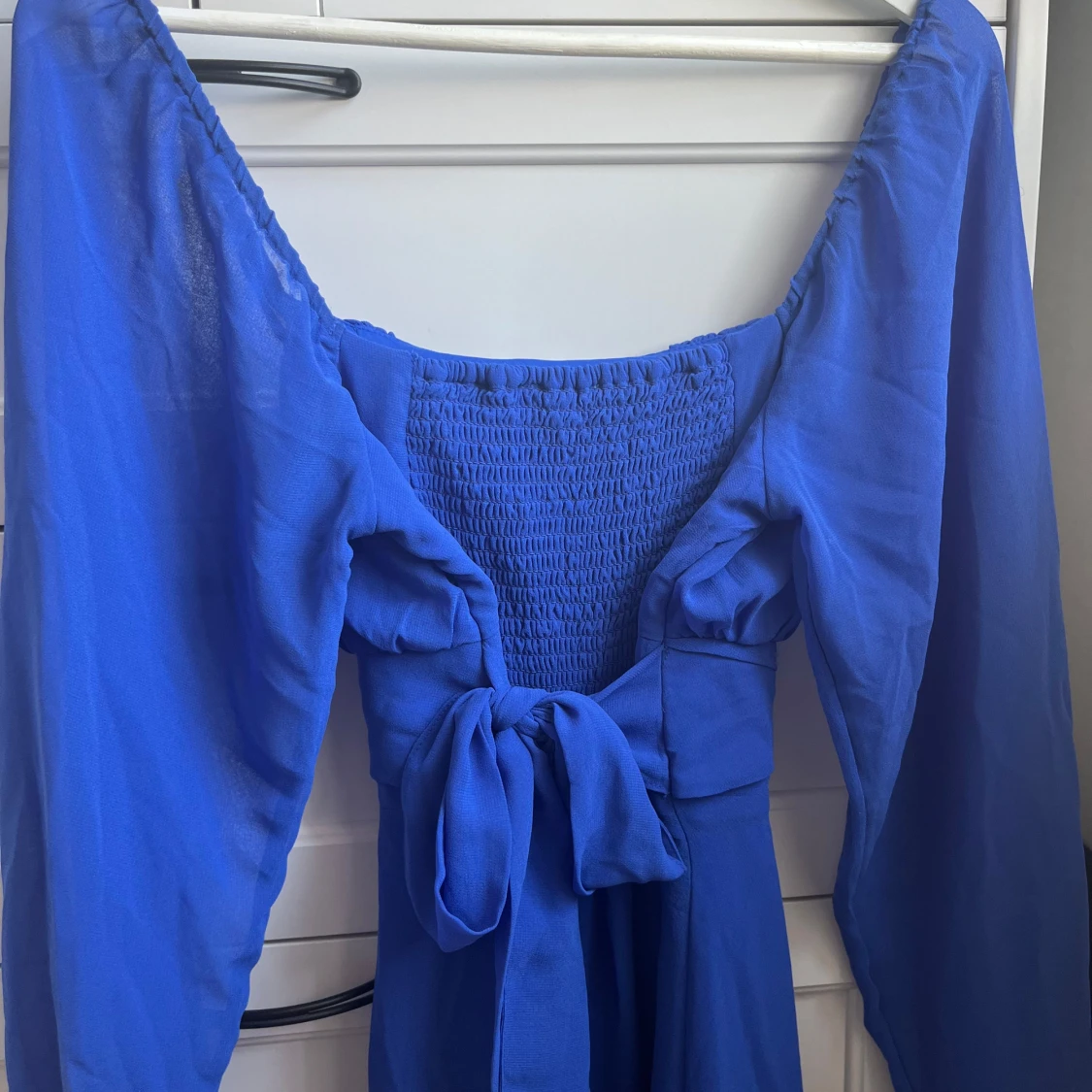 Kort Mörkblå Klänning Med Rosett Bak - 3