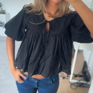 Svart blus - Fin blus som inte kommer till användning, väldigt skön o luftig t sommaren!