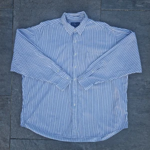 Ralph lauren skjorta XL - 📊 Färg: Vit & Marinblå  📏 Storlek: Extra Large (XL)  📐 Mått: Längd - 83cm Axelbredd - 56cm  ♻️ En långärmad vit och marinblå Ralph lauren skjorta i storlek XL. Det står att den är I XXL men den är mer som XL. Väldigt bra skick, inga fläckar, hål eller defekter! Perfekt nu när det börjar bli varmare och sommaren kommer!☺️  👕 Material: 100% Bomull  #mensfashion #mensstyle #ralphlauren #classicstyle #buttondown #shirt #fashion #Vintage #Ralphlaurenskjorta