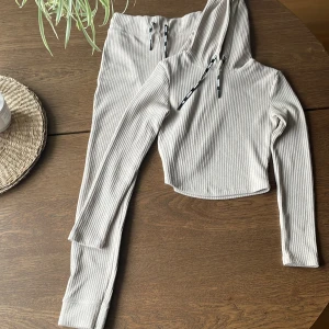 Beige ribbat set från Stronger - Säljer ett par beige ribbade mjukisbyxor/ huvtröja från Stronger i storlek small. Perfekta för en avslappnad stil eller vardags plagg😊