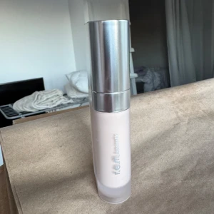R.e.m Beauty foundation  - Foundation från r.e.m beauty i nyansen Fair 4C. Superfin foundation som bara testad en gång med borste då färgen varit lite fel för mig. 🤩🌝