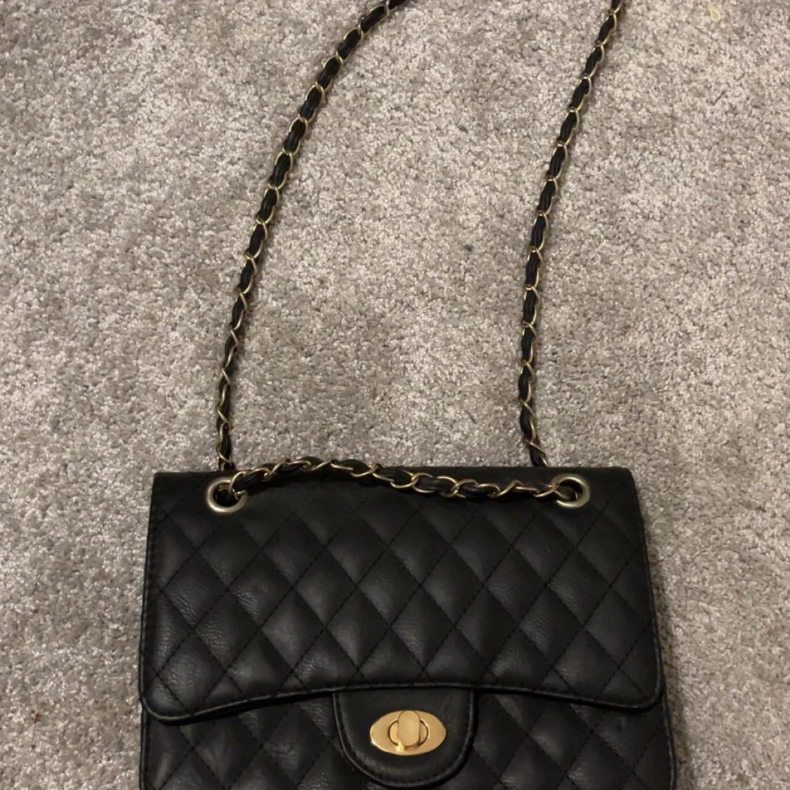 Svart quiltad axelväska med guldkedja - 1