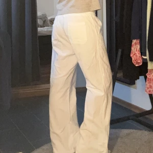 Roxy linnebyxor - Roxy liknande byxor som jag köpte på amazon för 2 år sedan. Ser nästan identiska ut! Jag har sytt upp de då de var för korta. Lite långa på mig som är 157. Sen är det en fläck på hjärtat på bakfickan, (därav priset), går nog att få bort men har inte försökt då jag inte använt dessa på ett tag.❤️