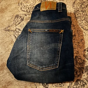 Nudie jeans - I princip helt nya jeans från Nudie jeans co! 29:28 Dem passar dig som är från 160-165! Lapparna på byxorna revs av för 2 dagar sedan så dem är sprillans nya typ!