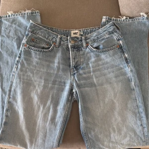 Jeans  - Blå jeans från lager 157 i modellen icon, lågmidjade raka i storlek xs, kommer inte till användning längre!