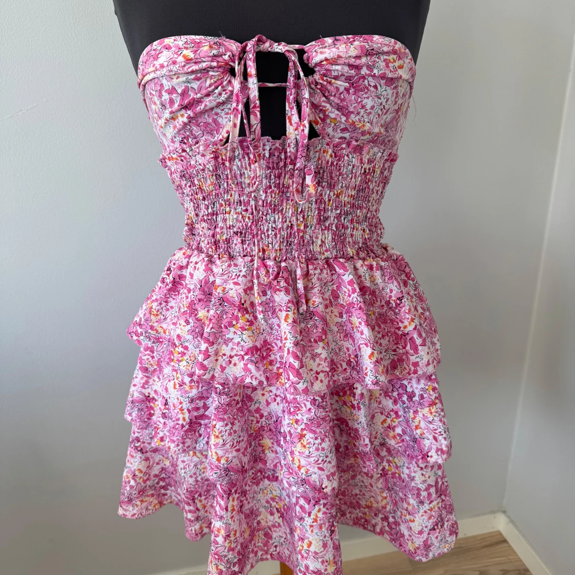 Rosa blommig volangklänning