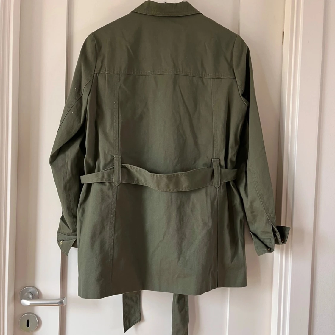 Militärgrön jacka med bälte från Bondelid - 90