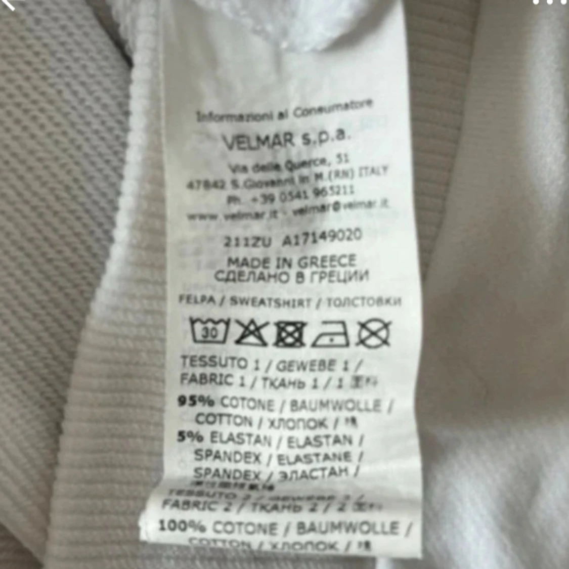 Vit hoodie från Moschino med logga på ärmarna - 4