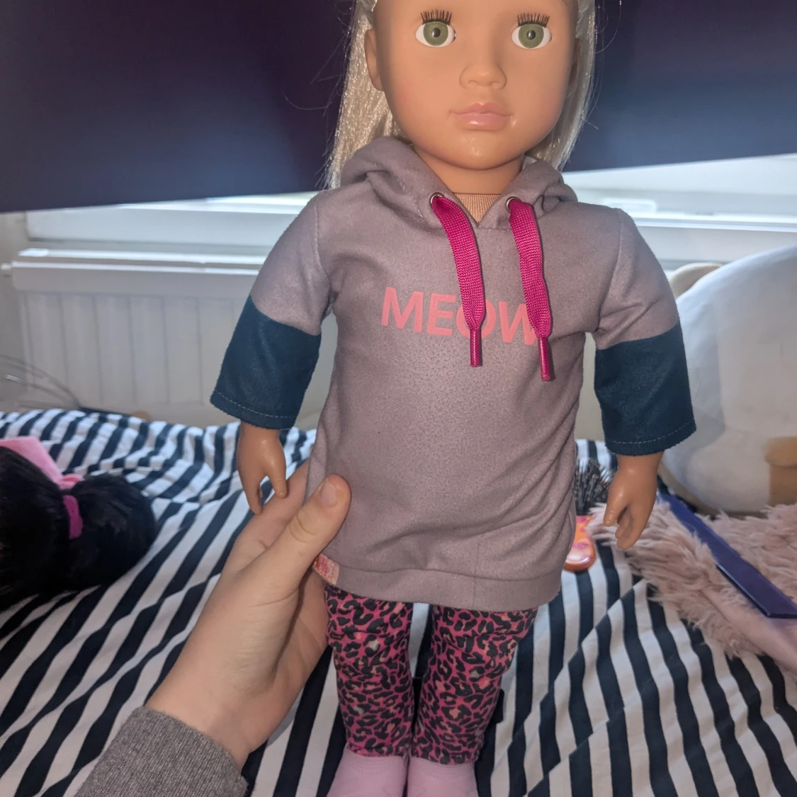 Ljuslila hoodie med texten MEOW - 2