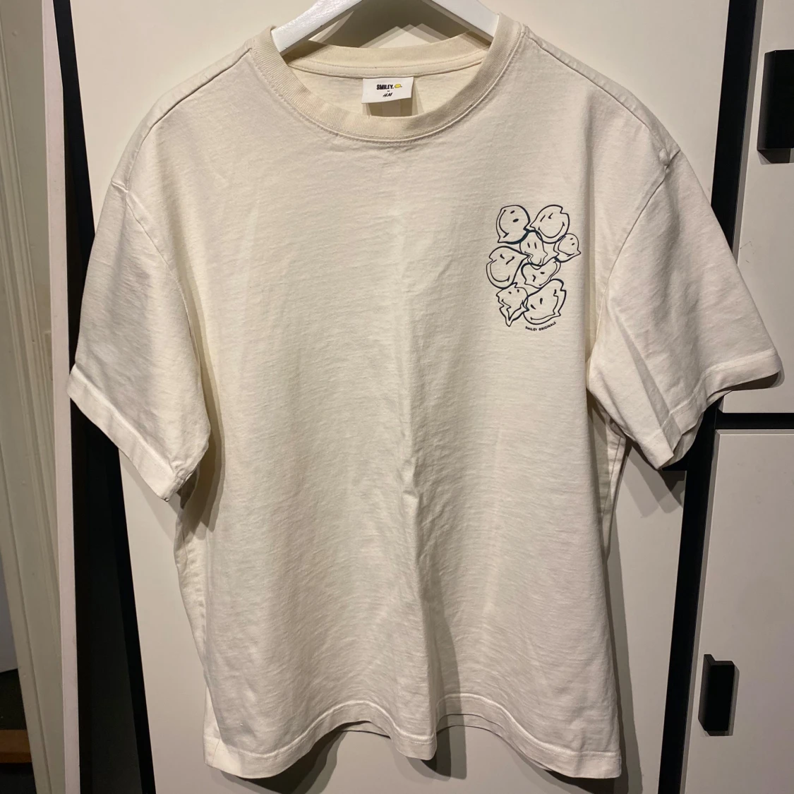 Vit t-shirt från H&M x Smiley Originals