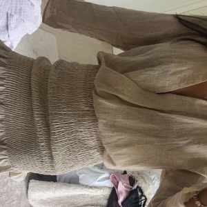 Beige omlottklänning i linne - En sååå smyg beige kortklänning i linne med omlott-detalj!! Perfekt för hösten och sommar!🥰