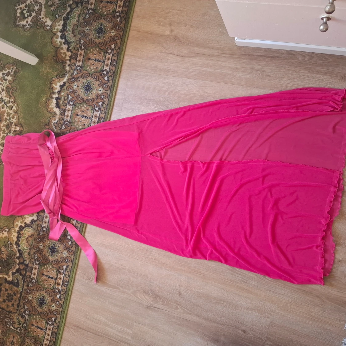 Rosa långklänning med slits och rosett