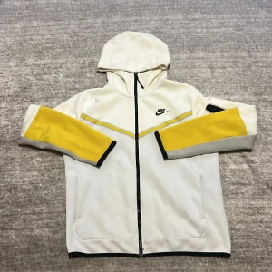 Sällsynt Nike tech  - Går inte att hitta denna tröjan någonstans eftersom att den är slutsåld. Finns inget fel som ni kan se på bilden. Priset kan diskuteras vid snabb affär!!