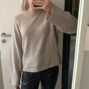 Beige stickad tröja  - Stickad tröja från hm i fint skick 