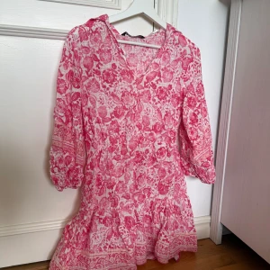 Rosa blommig klänning från Zara - Superfin blommig klänning från Zara. Köpt förra sommaren och endast använd några få gånger! Kontakta vid fler frågor🩷
